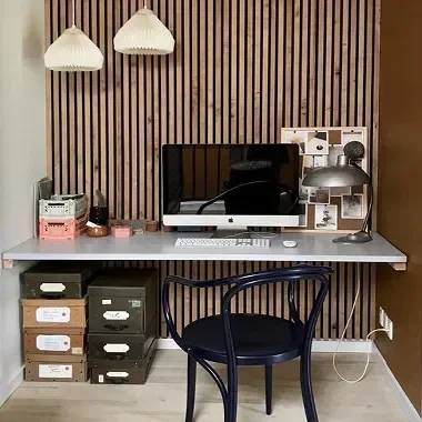 Wandpaneel bij bureau